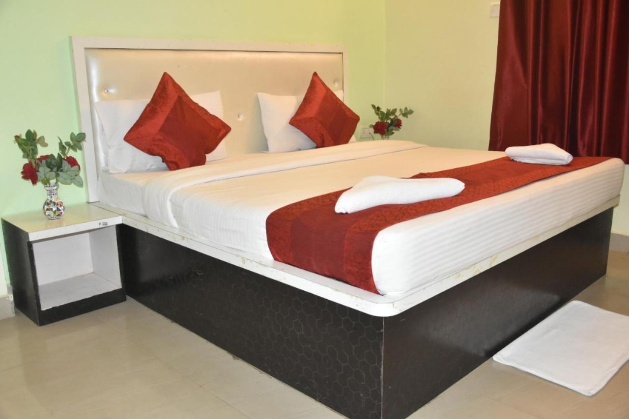 Hotel Yug Residency Варанаси Екстериор снимка