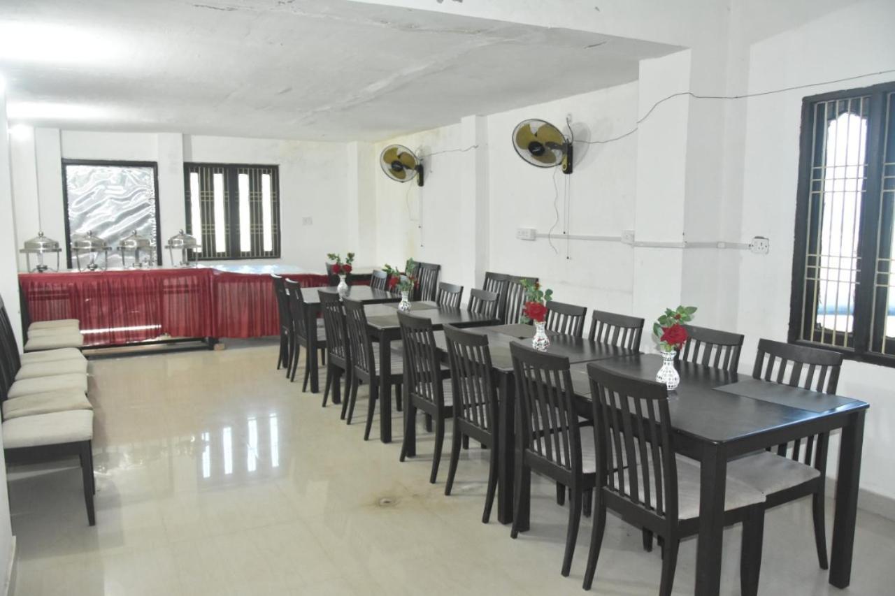 Hotel Yug Residency Варанаси Екстериор снимка