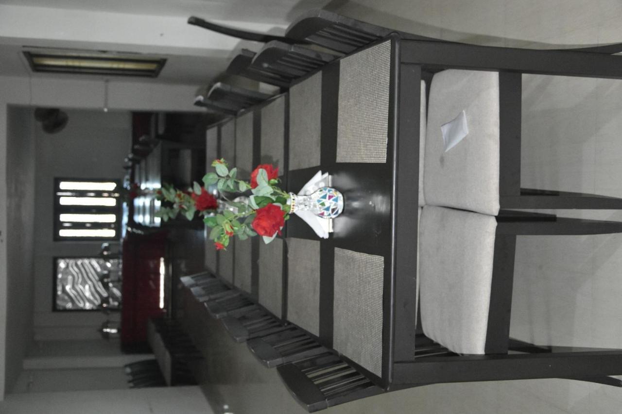 Hotel Yug Residency Варанаси Екстериор снимка