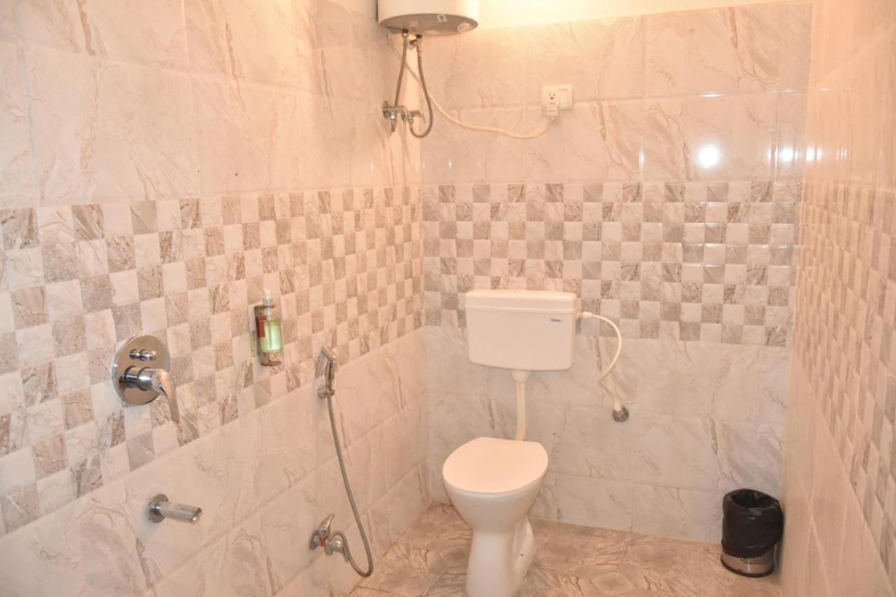 Hotel Yug Residency Варанаси Екстериор снимка
